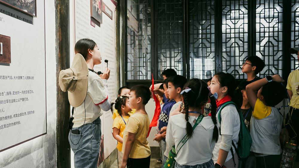 6.孩子們認(rèn)真聆聽(tīng)革命先烈戰(zhàn)斗故事.jpg